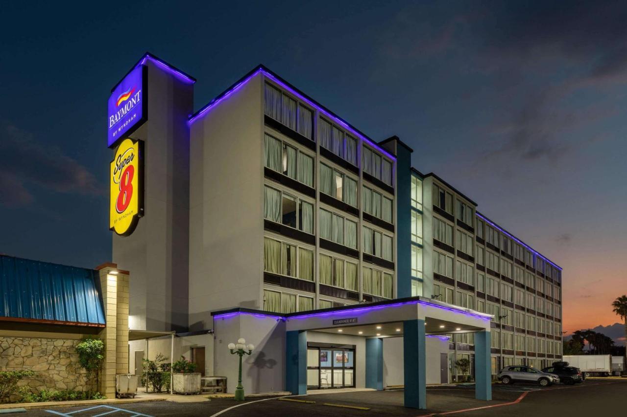 Super 8 By Wyndham Laredo Hotel Buitenkant foto